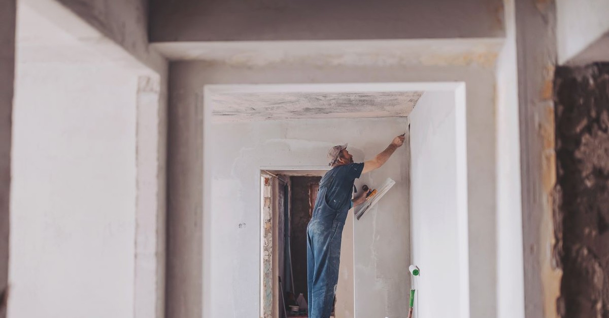 Zwolnienie z VAT a ulepszenie budynku. Kiedy trzeba zapłacić podatek?
