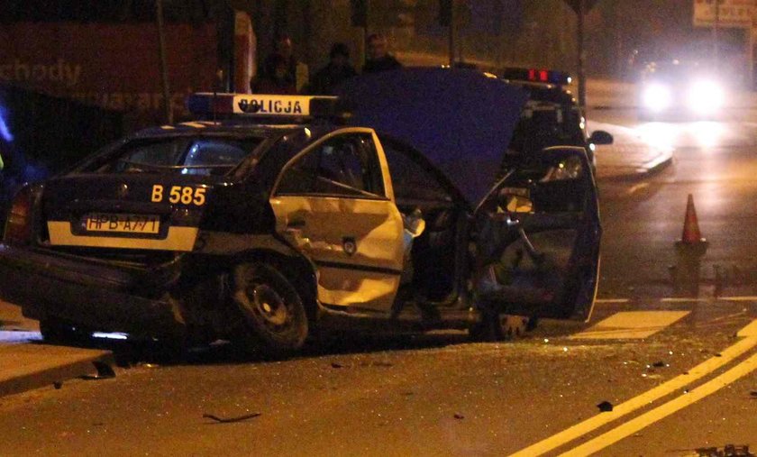 Szaleńczy pościg w Jeleniej Górze za kradzionym autem. Ranni policjanci!