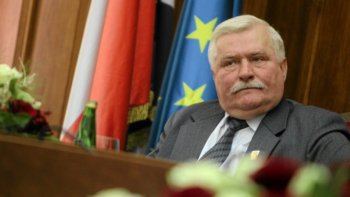 Były prezydent Lech Wałęsa powiedział w Paryżu, że chciałby przeczytać autobiografię swojej żony, Danuty, aby naprawić niektóre błędy z przeszłości. Były lider "Solidarności" ma nadzieję, że jego syn Jarosław dojdzie do sił po ciężkim wypadku.