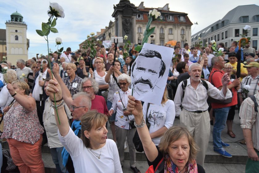 Obchody miesięcznicy smoleńskiej. Krakowskie Przedmieście odgrodzone