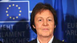 Sir Paul McCartney az ikonikus  Abbey Road zebráján pózolt, de az életével játszott – videó