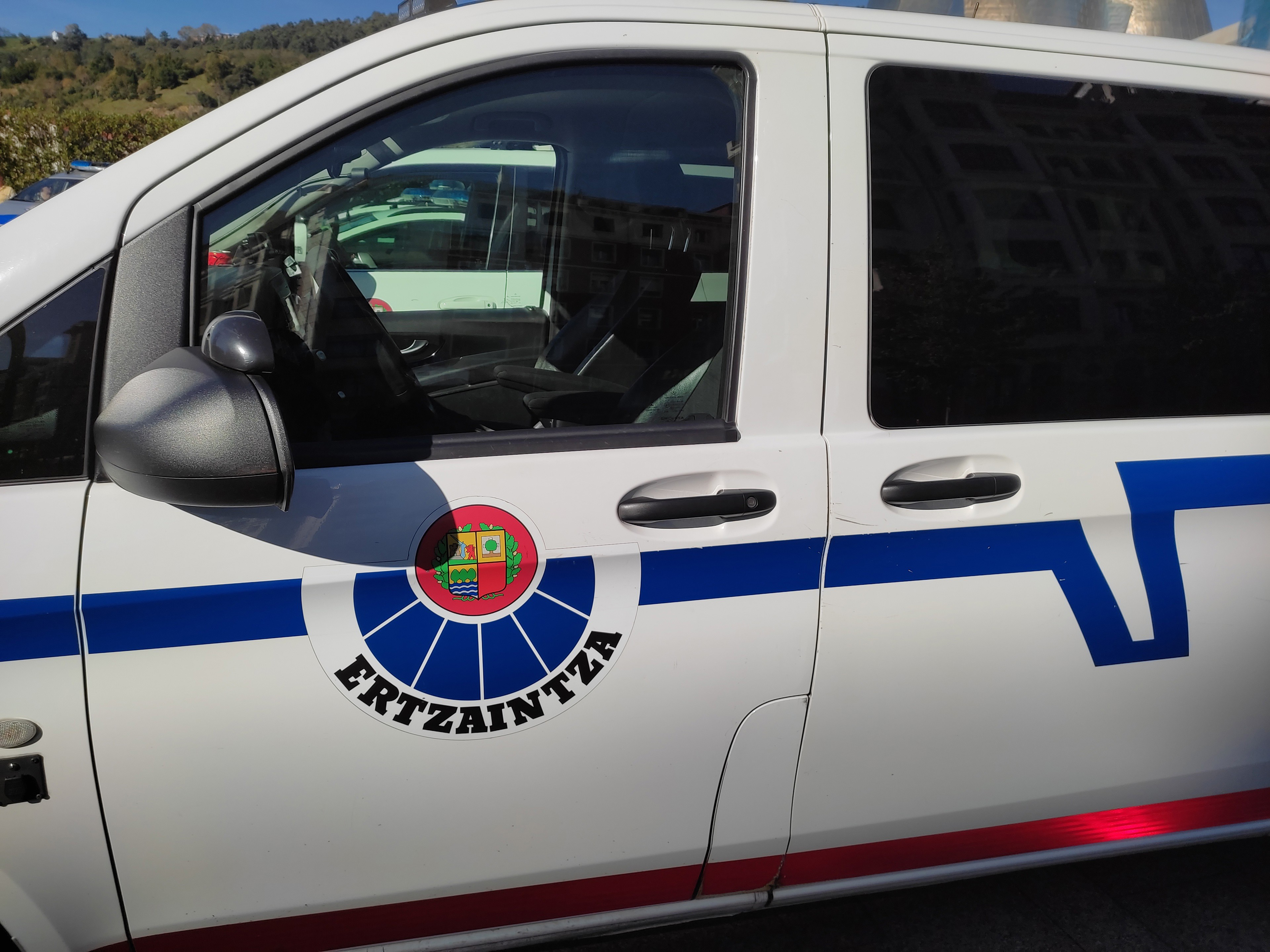 Detenida tras robar regalos de Navidad y atropellar a la pareja en Irún