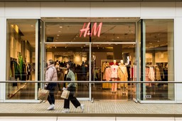 gigant odzieżowy zamyka sklepy. 160 placówek znika z mapy, również w polsce