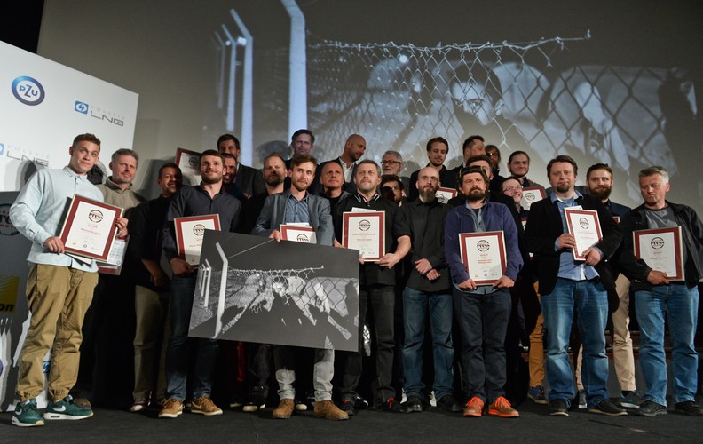 Laureaci pozują do wspólnego zdjęcia podczas uroczystej gali. Rozstrzygnięty został Ogólnopolski Konkurs Fotografii Prasowej Grand Press Photo 2015, organizowany przez miesięcznik 'Press'