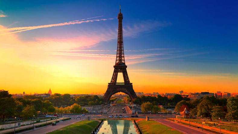 Strajki na wieży Eiffla irytują turystów, ale symbol Paryża wciąż przyciąga  miliony zwiedzających - Podróże
