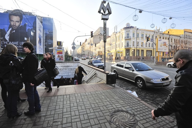 Wołodymyr Fesenko, Centrum Stosowanych Nauk Politycznych „Penta” (Ukraina): 'To, jaka decyzję podejmie Janukowycz, jest determinowane przez trudną sytuację ekonomiczną. Prezydent przybije do tego brzegu, gdzie znajdzie najwięcej korzyści finansowych. A na tle Rosji brzeg europejski traci atrakcyjność. Moskwa obiecuje bowiem kredyty bez warunków politycznych wystawianych przez UE czy bez zaciskania pasa wymaganego przez MFW. Zawyżanie wymagań w dialogu z UE to taktyka negocjacyjna Kijowa'.