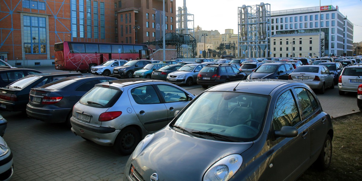 EC1 w Łodzi bez parkingu. Straż Miejska zakłada blokady