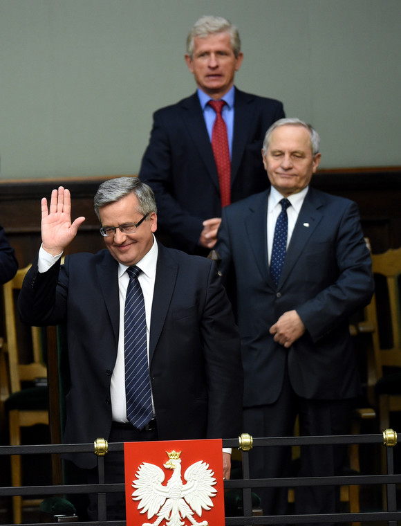 Prezydent RP Bronisław Komorowski, doradca prezydenta prof. Roman Kuźniar (z tyłu) i szef BBN Stanisław Koziej (z prawej) w Sejmie