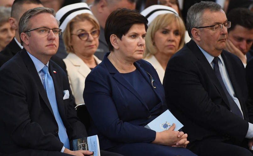 Krzysztof Szczerski, Beata Szydło i Andrzej Adamczyk podczas mszy św