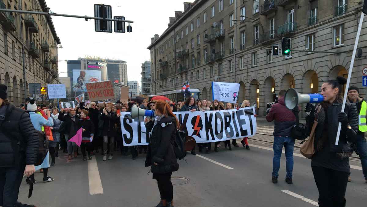 Około pięciu tysięcy osób uczestniczyło w Międzynarodowym Strajku Kobiet we Wrocławiu. Protestujący najpierw przeszli ulicami miasta, a następnie demonstrowali na Rynku. Tym razem kobiety wyszły na ulice, by protestować m.in. przeciwko zmianom w opiece okołoporodowej i wprowadzeniu na receptę pigułki ellaOne "dzień po". Panie domagały się także dofinansowania in vitro oraz likwidacji tzw. klauzuli sumienia.