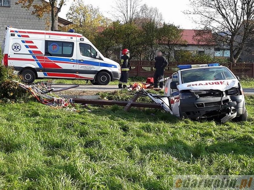 Karetka zderzyła się z osobówką. Wielu rannych