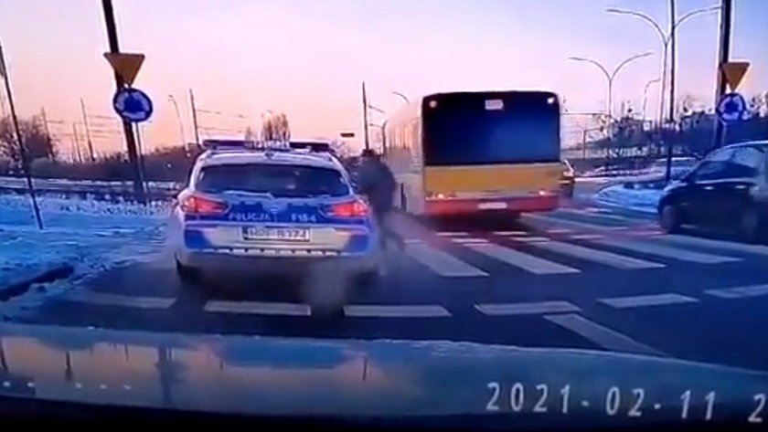Łódź. Policyjny radiowóz potrącił pieszego na pasach