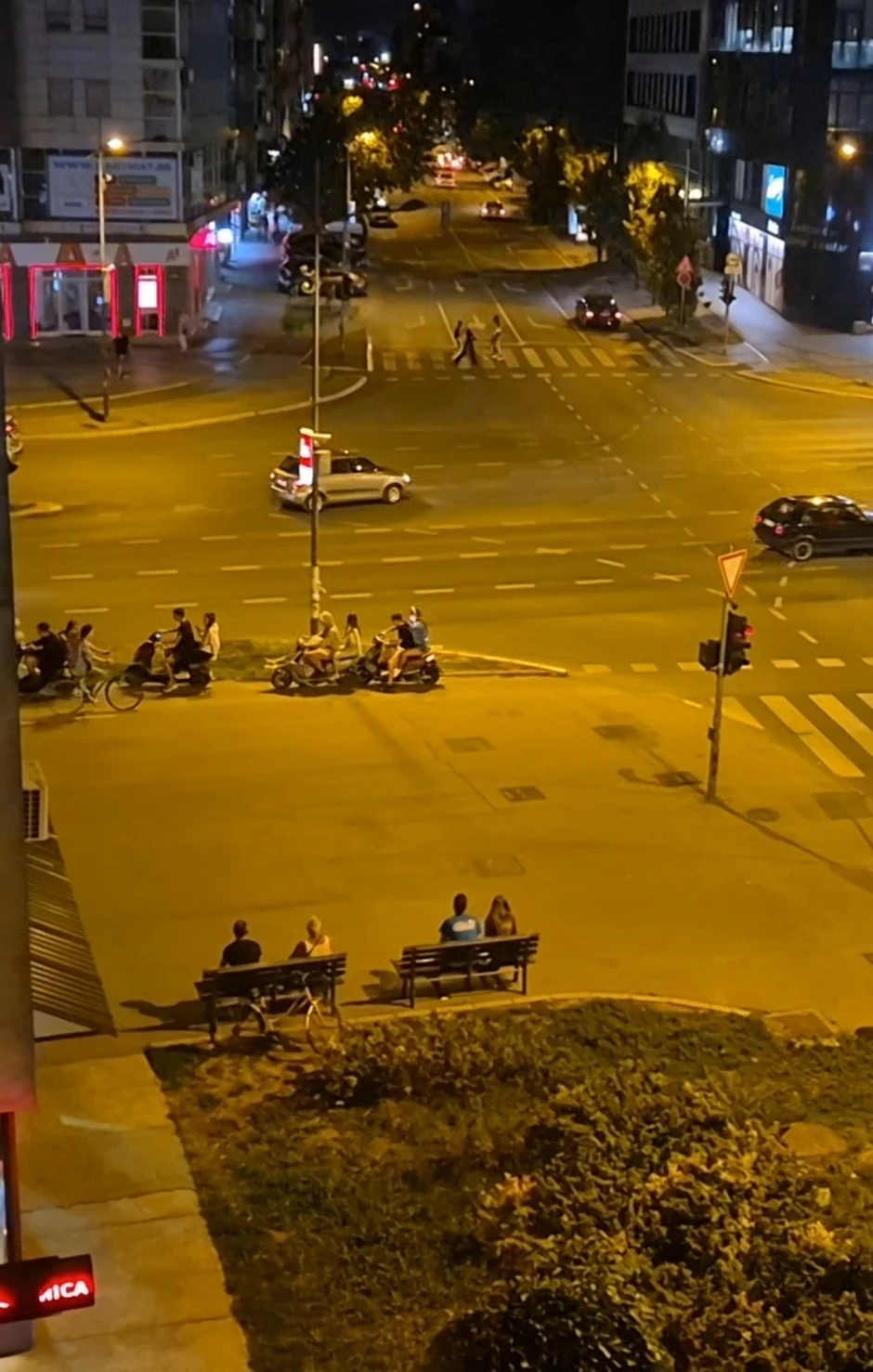 maloletnici se na električnim skuterima često viđaju u grupama