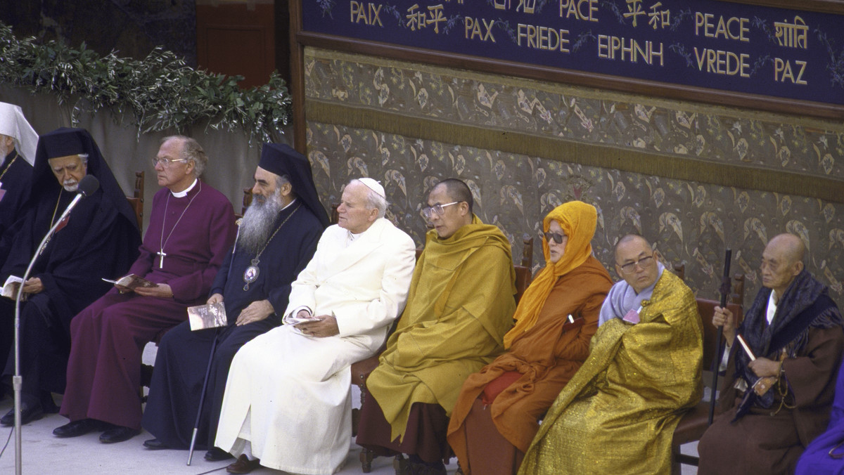 Fenomen określany jako "duch Asyżu" narodził się 25 lat temu. 27 października 1986 r. Jan Paweł II urzeczywistnił swe pragnienie, zapraszając przedstawicieli głównych religii świata i wyznań chrześcijańskich do Asyżu, aby w wielu językach modlić się o pokój. W mieście św. Franciszka spotkali się chrześcijanie, Żydzi, muzułmanie, hinduiści, buddyści, przedstawiciele religii ludów pierwotnych z całego świata.