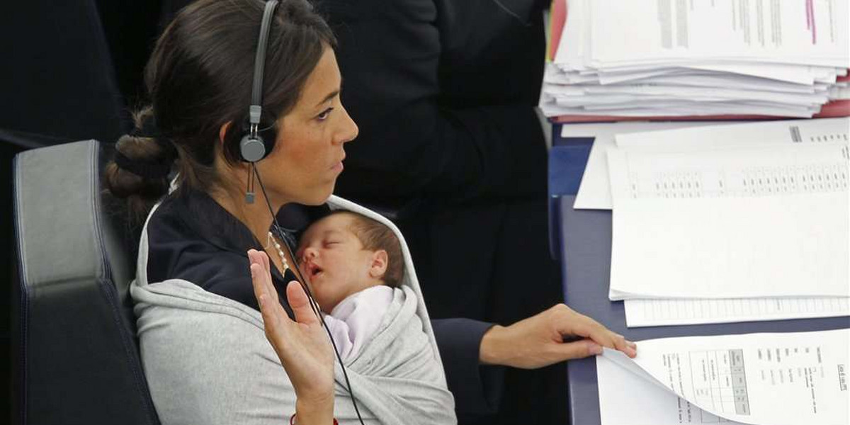 Zabrała niemowlę do parlamentu. Przesada?