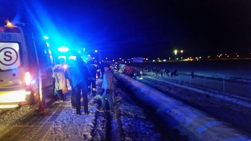 Garwolin. Autobus z 48 pasażerami wypadł z obwodnicy. Są ranni