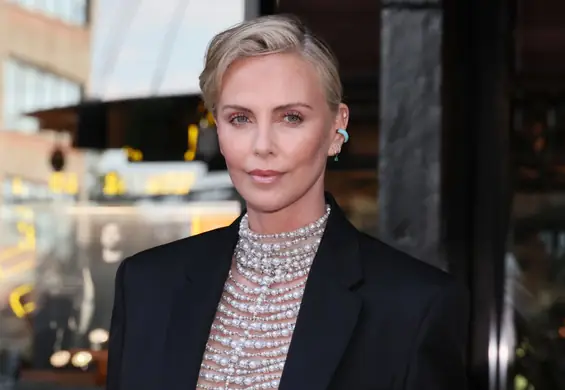 "Słyszałam strzały i krzyczącą mamę. Potem zobaczyłam leżącego ojca". Charlize Theron długo ukrywała tajemnicę