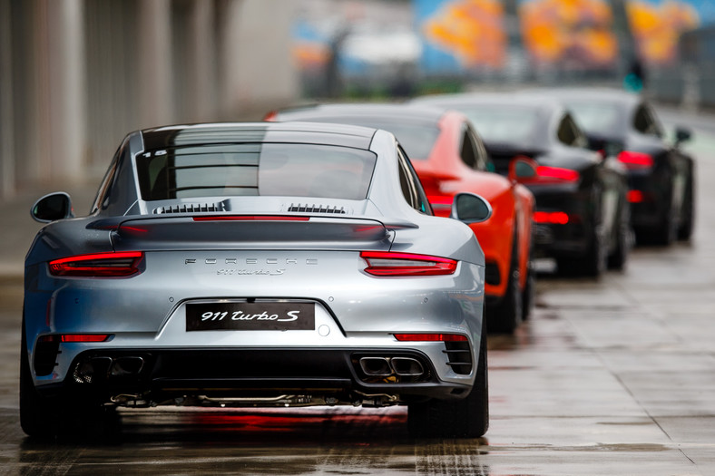 Porsche Carrera S i Turbo S na torze Istanbul Park