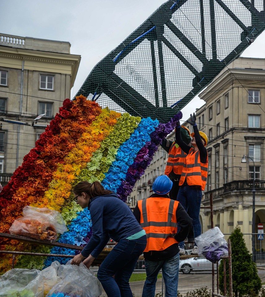 WARSZAWA PL. ZBAWICIELA TĘCZA MONTAŻ KWIATÓW (Montaż kwiatów na tęczy)