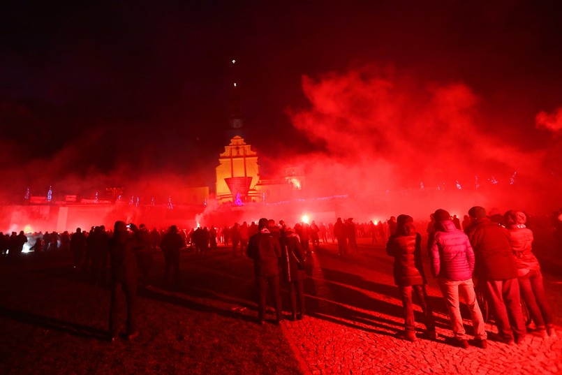 "Zgłoszenie przyjęte przez komisariat pierwszy policji w Częstochowie dotyczy uszkodzenia ciała, zniszczenia mienia oraz gróźb karalnych" – poinformowała w niedzielę PAP rzeczniczka częstochowskiej policji podkom. Marta Ladowska. W sobotę na Jasną Górę po raz dziesiąty przybyli uczestnicy pielgrzymki kibiców – liczbę jej uczestników biuro prasowe Jasnej Góry oszacowało na ok. 6 tys. osób. Ostatnim akcentem wydarzenia, organizowanego w tym roku pod hasłem "Dla Niepodległej", było "Racowisko" - pokaz kibicowskich transparentów na jasnogórskich wałach oraz odpalanie rac i petard na klasztornych błoniach. Właśnie wówczas – zgodnie z informacjami przekazanymi policji przez poszkodowanych – miało dojść do szarpaniny.