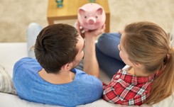 Oszczędzający mężczyźni, hedonistyczne kobiety. Finansowy portret Polaków