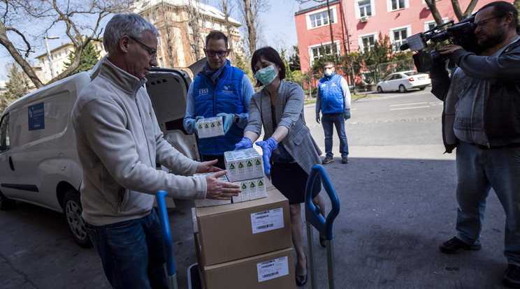 A Béres Gyógyszergyár Zrt. tízezer üvegnyi Béres Cseppet ajánlott fel a Nemzeti Humanitárius Koordinációs Tanácsnak /Fotó: MTI- Mónus Márton