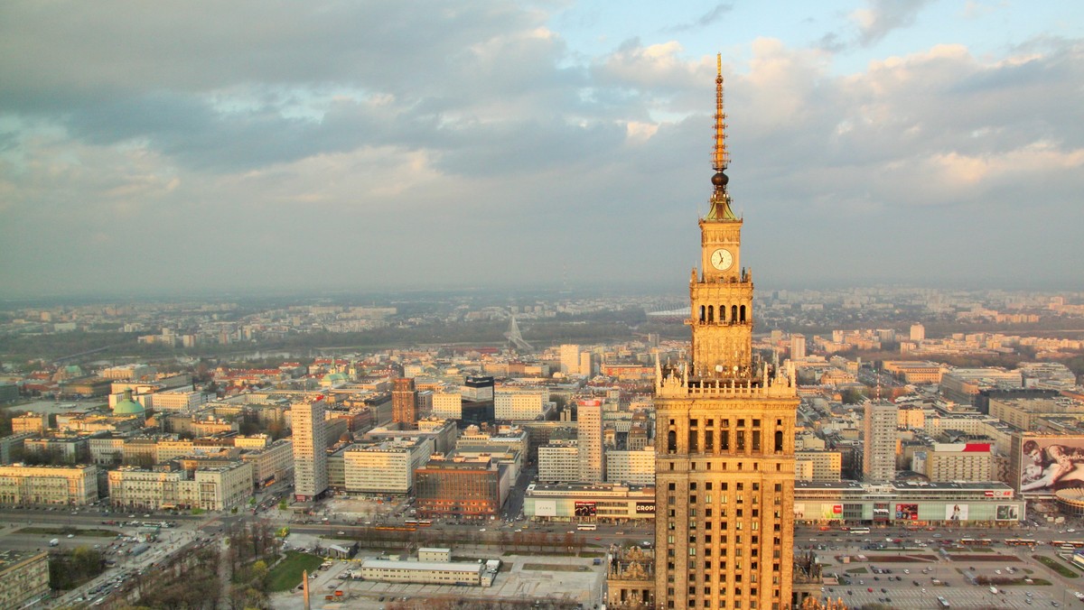 W Warszawie jest ich zameldowanych około 22 tysięcy. Blisko jedną czwartą stanowią Ukraińcy, na kolejnych miejscach są Wietnamczycy i Białorusini. Najwięcej mieszka na Mokotowie i w Śródmieściu, najmniej – w Rembertowie i Wesołej. Tak wynika z powstałego właśnie raportu badawczego na temat cudzoziemców w Warszawie.