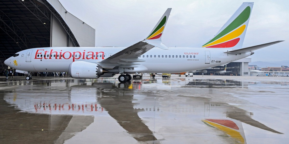 Linie lotnicze Ethiopian odebrały Boeinga 737 MAX 8 kilka miesięcy temu. 11 marca 2019 samolot rozbił się krótko po starcie z lotniska w stolicy kraju Addis Abebie. Zginęło 157 osób