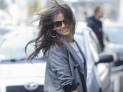 Energia nastolatki! Kinga Rusin w świetnej stylówce uwodziła fotografów przed studiem DDTVN. FOTO