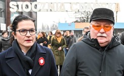 Dulkiewicz i Wałęsa na pl. Solidarności w Gdańsku. 'Mamy stan wojenny w polskim sądownictwie' [WIDEO]