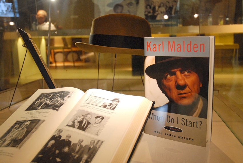 Tu je i šešir koji je nosio kao detektiv Majk Stoun u seriji "Ulice San Franciska"