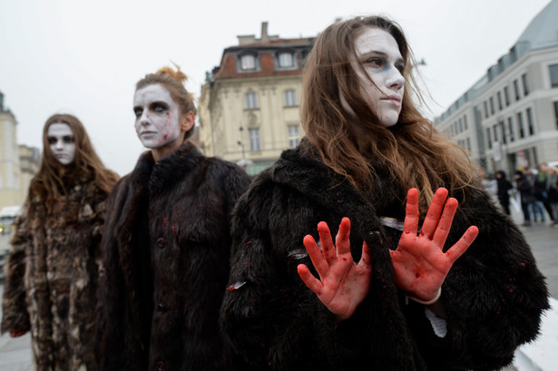 Happening "Jutro będzie futro" na Placu Zamkowym w Warszawie.