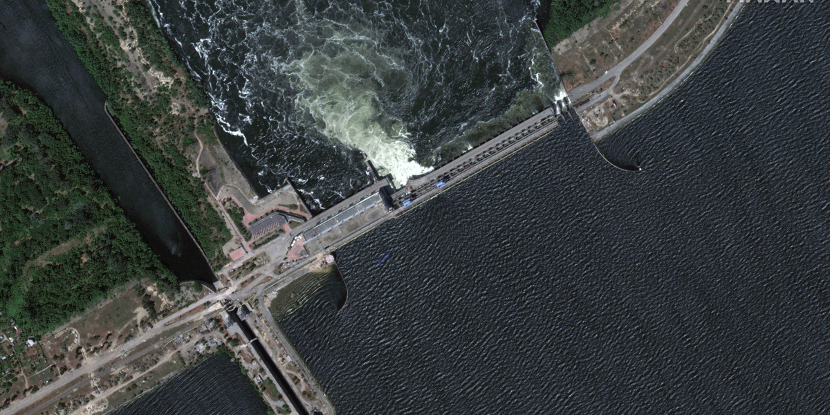 Zdjęcia satelitarne Maxar przedstawiające zbliżenie zapory Nova Kachowka i elektrowni wodnej przed jej zburzeniem