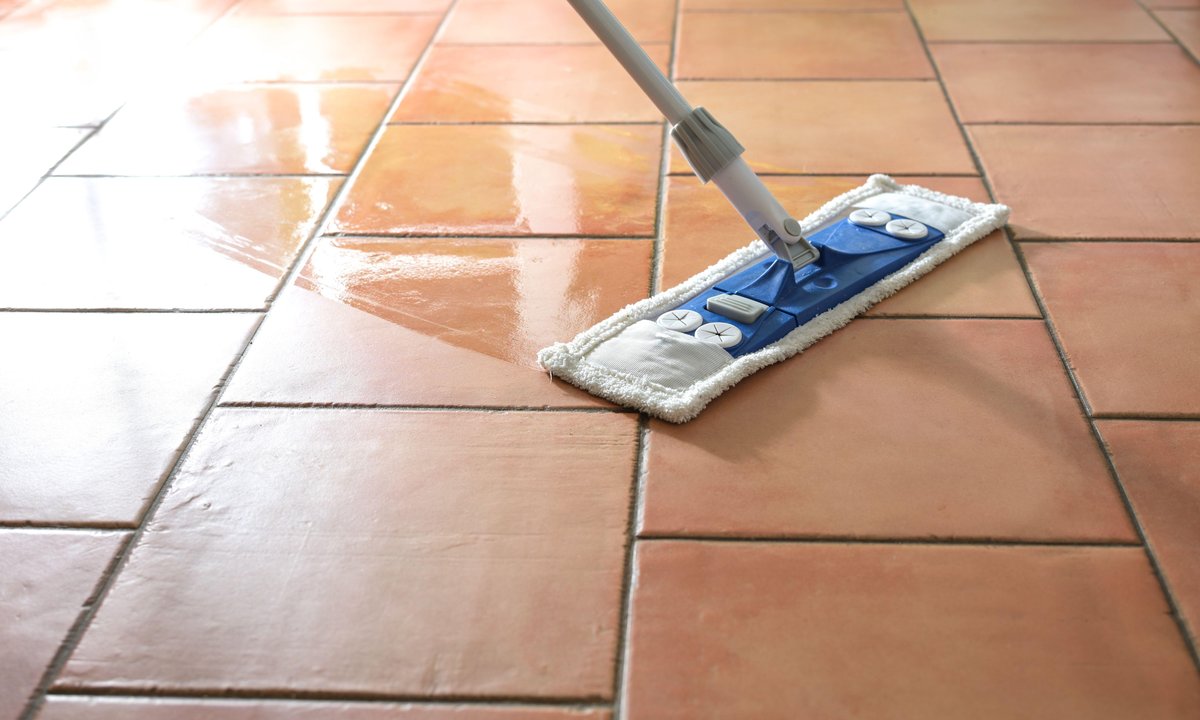 Jaką wodą myć podłogę? Znaczenie ma temperatura