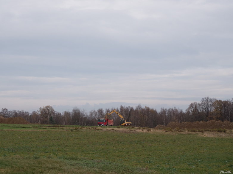 Budowa drogi ekspresowej S-1 - odcinek Dankowice - węzeł Suchy Potok - zdjęcia z poziomu ziemi - 17.11.2022 - autor: GDDKiA