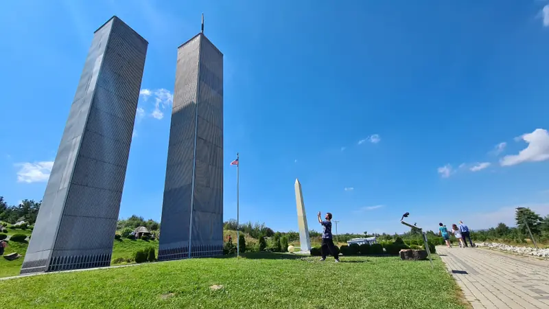 &quot;Miniatura&quot; World Trade Centre ma ponad 21 metrów wysokości. Zdjęcie zrobione telefonem Samsung Galaxy S20 Ultra, Foto: Noizz.pl 