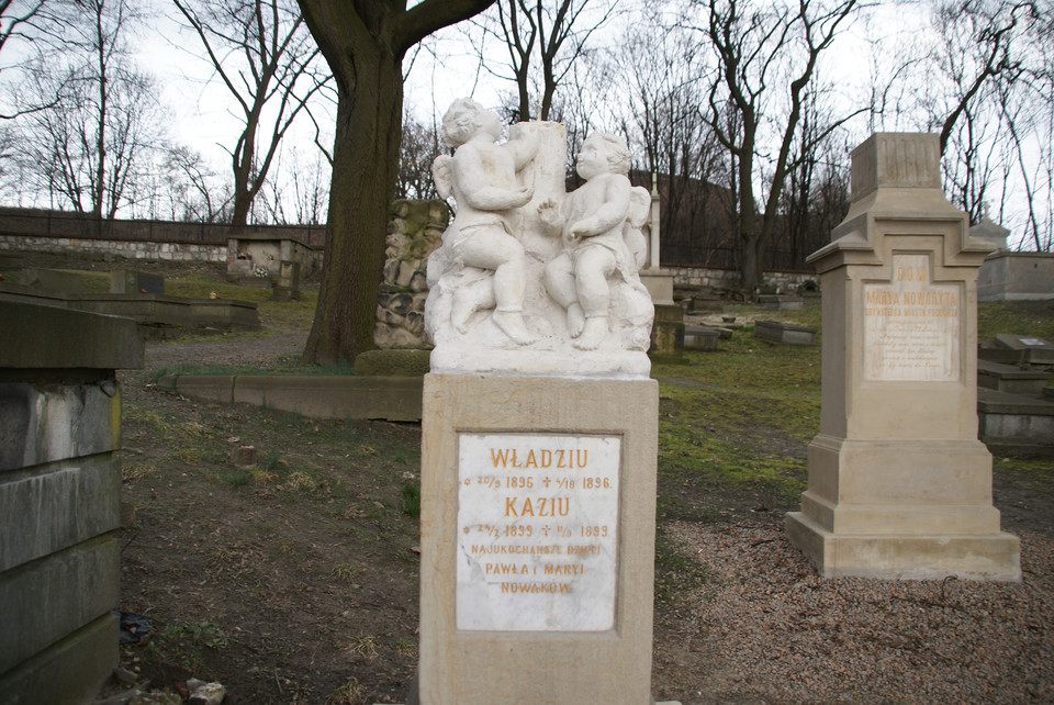 Zdewastowany Stary Cmentarz Podgórski