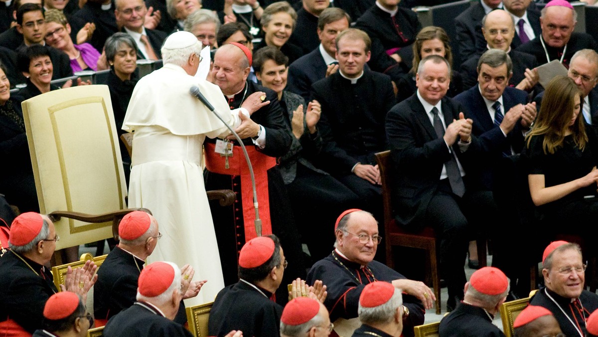 Benedykt XVI modlił się w niedzielę o położenie kresu masakrom ludności cywilnej i przemocy w trwających na świecie konfliktach. Podczas spotkania z wiernymi na południowej modlitwie Anioł Pański papież apelował o "odwagę dialogu i negocjacji".