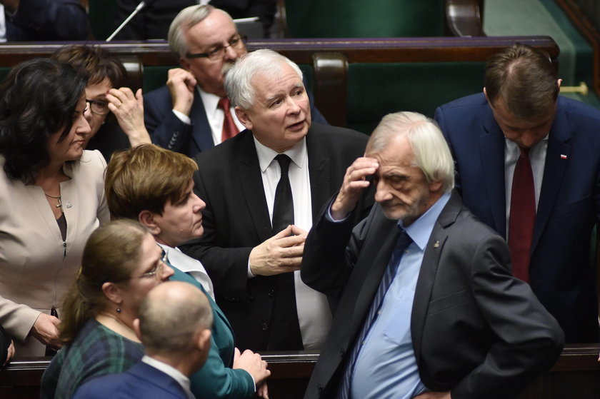 Kaczyński zadłuża Polskę szybciej niż Tusk i Gierek!