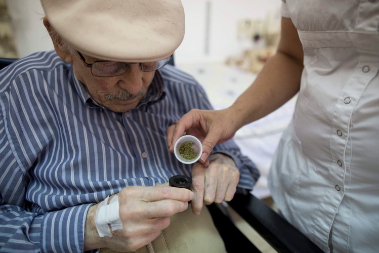 Moshe Roth cudem ocalał II wojnę światową. Ukrywał się wraz z rodzeństwem w stodle.