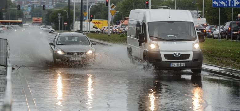 2 tys. interwencji strażaków po nocnych ulewach. W Warszawie zamknięte metro, zalane Centrum Onkologii