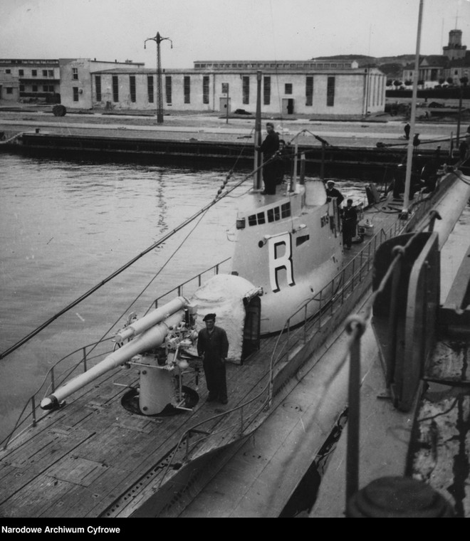 Okręt podwodny ORP "Ryś" zacumowany przy nadbrzeżu (zdjęcie zrobione między 1932 a 1938)