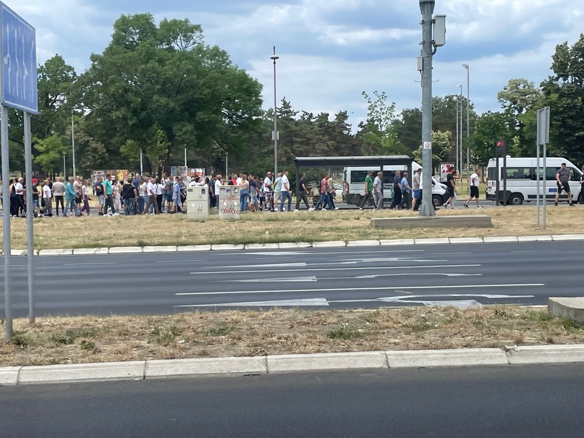 Pristalice SNS idu ka Pionirskom parku sa Novog Beograda