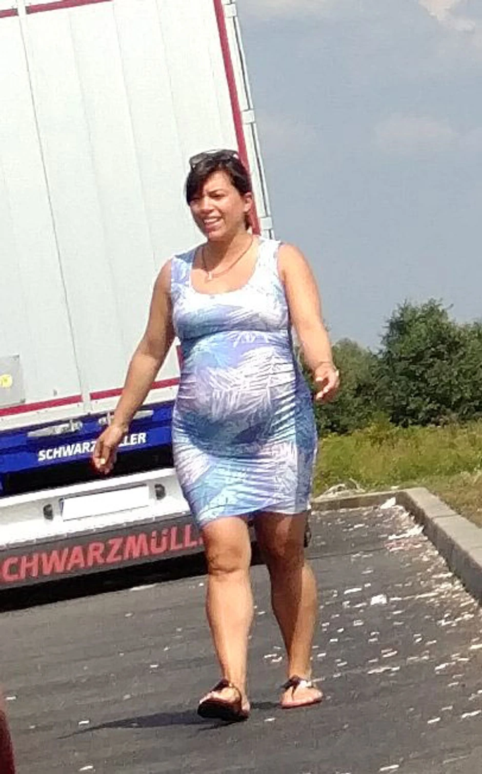 Zatim se vratila u automobil