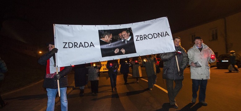 Miesięcznice smoleńskie z wojskową asystą honorową. Wiceszef MON: O pięć lat za późno