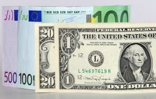 Najlepiej oceniani analitycy: dolar będzie kontynuował osłabianie względem euro