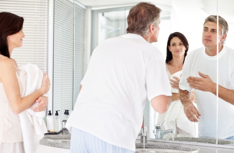 Para w trakcie porannej toalety