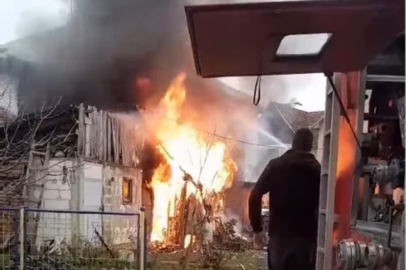 OGROMAN POŽAR U SUŠARI U KRALJEVU Posao samo što nije bio završen, a onda je BUKNULO: Vatra umalo zahvatila okolne zgrade (VIDEO)