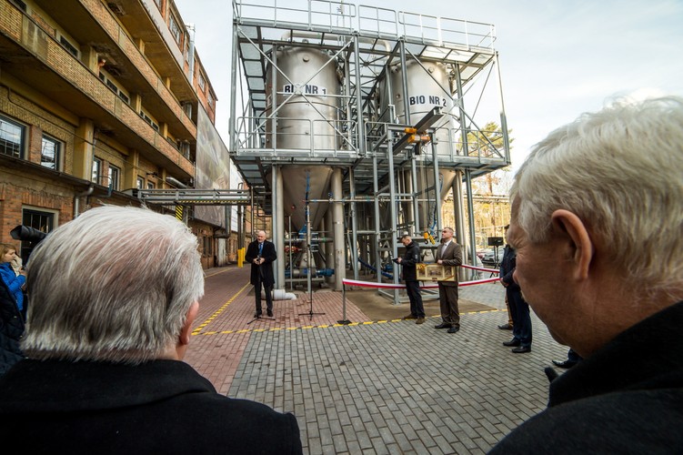 Biosurfaktanty to środki powierzchniowo czynne pochodzenia naturalnego. Podobnie jak surfaktanty uzyskiwane na drodze chemicznej, powodują zmniejszenie napięcia powierzchniowego cieczy, przez co możliwe jest mieszanie substancji o różnych gęstościach. Środki dzięki swoim właściwościom wykorzystywane są m.in. do produkcji farb, artykułów chemii gospodarczej, kosmetyków i leków, a także w przemyśle wydobywczym ropy.

<br>(PAP) rau/ mhr/
<br><br> fot. (tż/zuz) PAP/Tytus Żmijewski