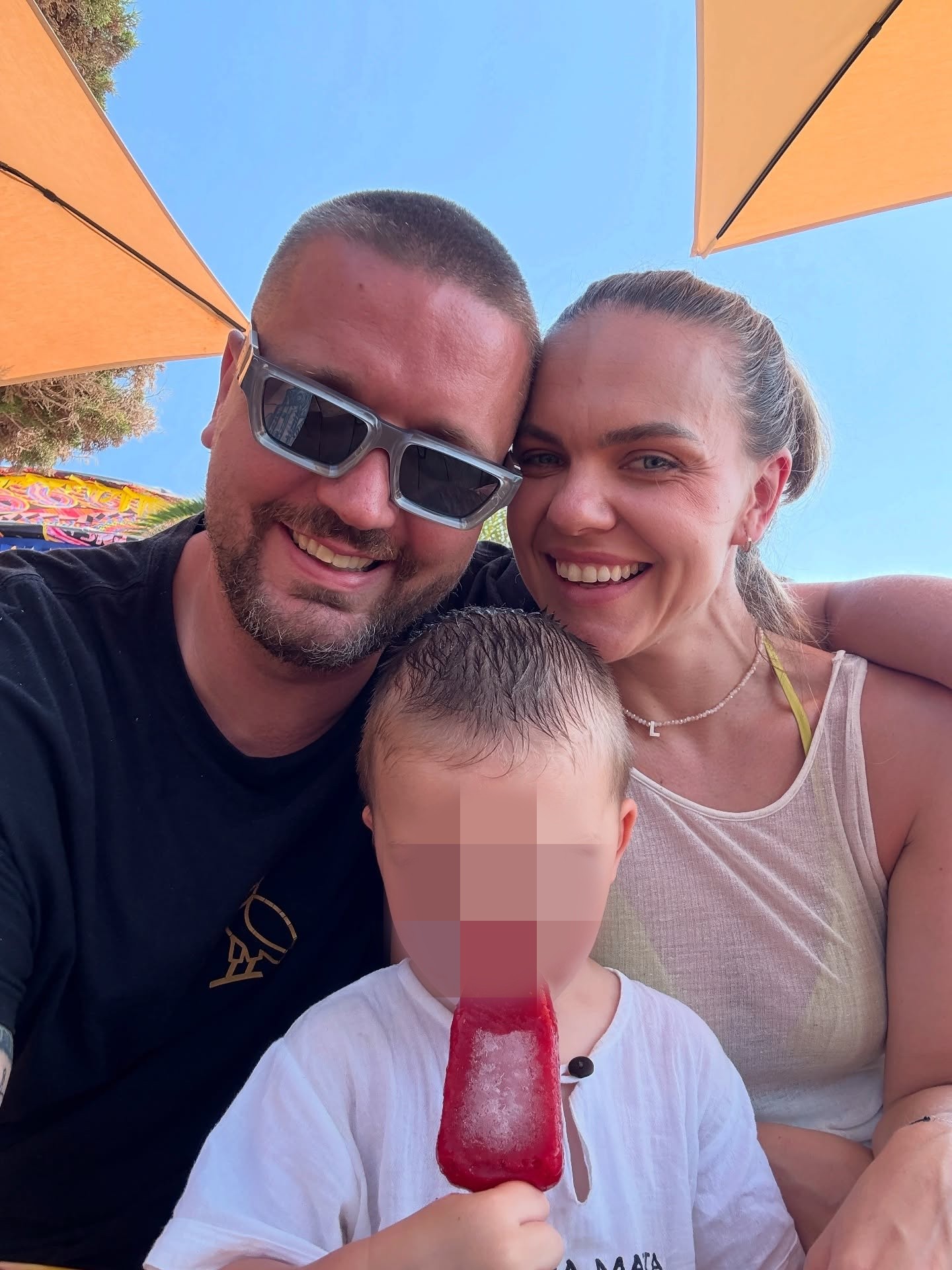 Slovenský moderátor Marcel „Osťo“ Osztas s rodinou.